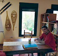 profesora dando clase personalizada de inglés