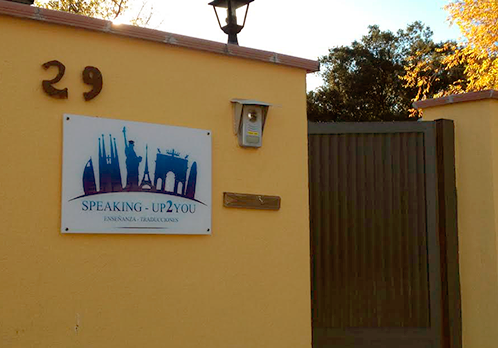 imagen de una de las clases con un profesor y una alumna