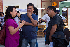 profesor con un adulto estudiando sueco